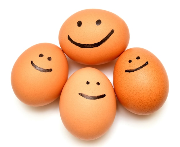 Jajka uśmiechnięta rodzina jaj na białym tle