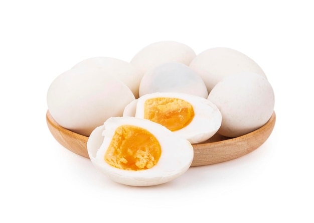 Jajko gotowane w skorupce na białym tle