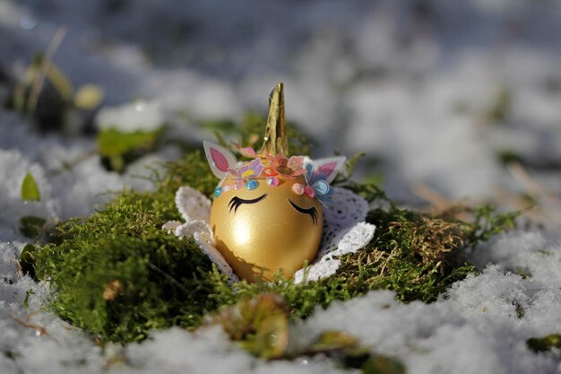 Zdjęcie jajko jednorożca w gnieździe wielkanocnym