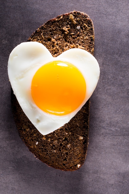 Jajko sadzone na kromce chleba w kształcie serca.