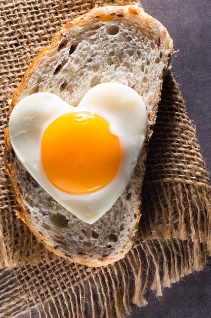Jajko sadzone na kromce chleba w kształcie serca.
