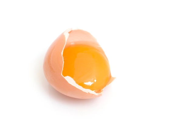 Jajko w skorupce na białym tle w studio