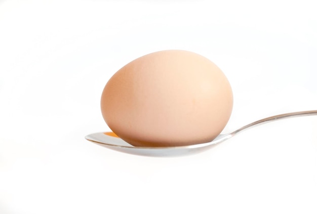 Jajko wielkanocne na sztućcach na białym tle