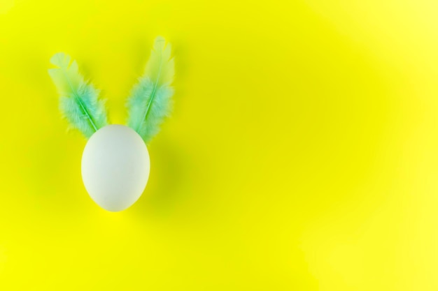 Jajko z uszami na żółtym tleMinimalizmMiejsce na tekst