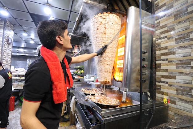 Jak kroić mięso z Shawarma Spit Spinning Grillers i pionowe rożna Zdjęcia
