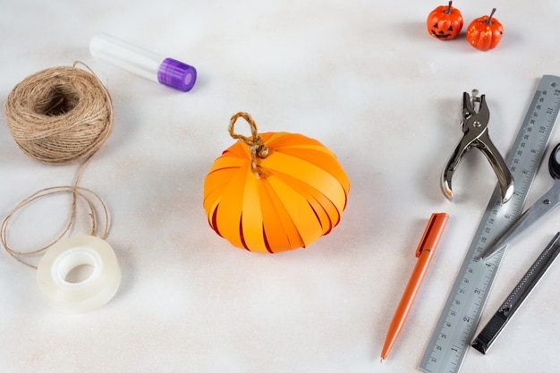 Jak zrobić halloweenowej dyni jack z kolorowego papieru z dziećmi samouczek krok po kroku handmade diy