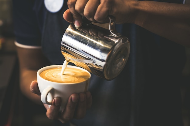 Jak Zrobić Latte Art Przez Barista Skupić Się Na Mleku I Kawie