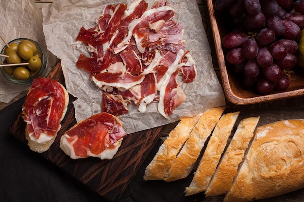 Jamon Iberico z białym chlebem.