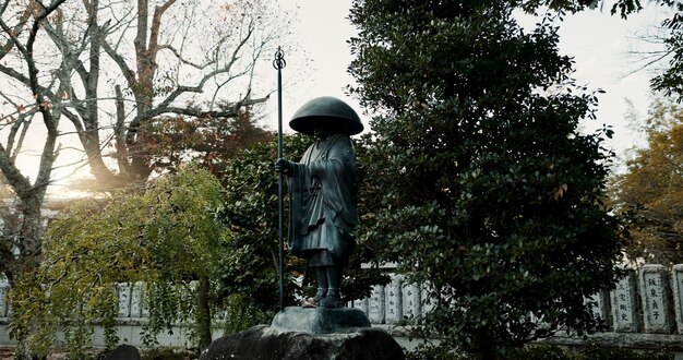Japan wojownik i posąg w przyrodzie lub cmentarz na świeżym powietrzu na cześć tradycji lub kultury Struktura starego żołnierza lub historyczna Fushimi Inari Taisha świątynia boga rycerza lub bohatera jako symbol w Kioto