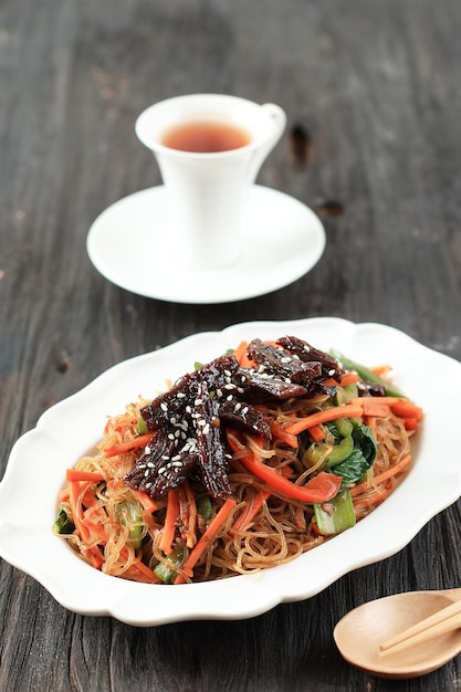 Japchae Korean Stir Fried Vermicelli Z Bulgogi Warzywami I Wołowiną