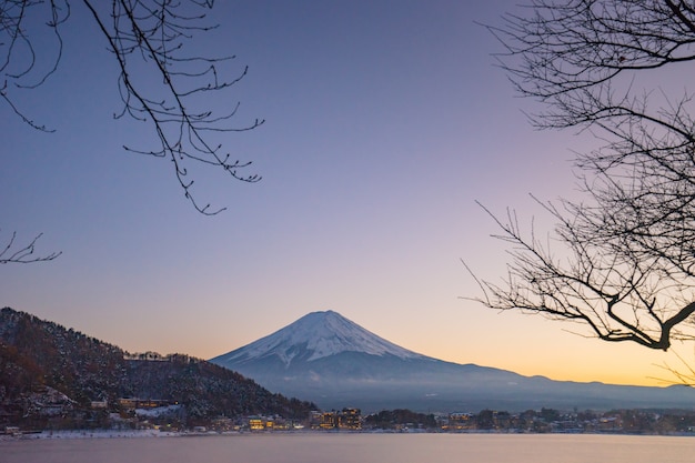 Japonia, góra Fuji, jezioro Kawaguchiko jesienią popołudnia, z ciepłym efektem promieni słonecznych utworzony refleksji podkreślić cień na górze, ziemi, jeziora i budynku