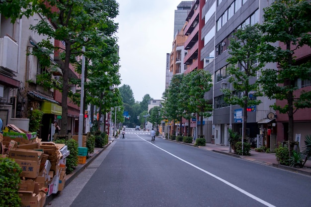 Japonia Tokio Shinjuku wcześnie rano ulica czysta i przyjemna?