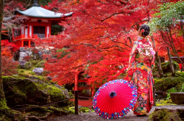 Zdjęcie japonka w tradycyjnym stroju kimona