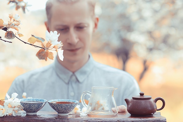 japońska ceremonia parzenia herbaty w wiosennym ogrodzie, aromat kwiatu wiśni sakura w azji