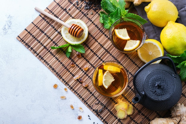Zdjęcie japońska chińska herbata czajniczek cytryna imbir mięta