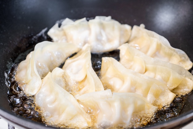 Japońska gyoza lub pierogi przekąska