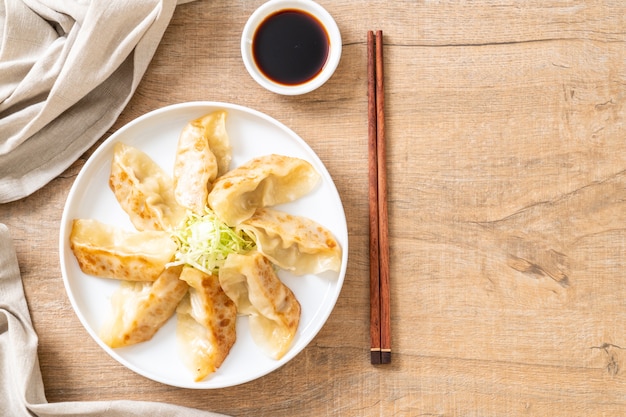 Zdjęcie japońska gyoza lub pierogi przekąska