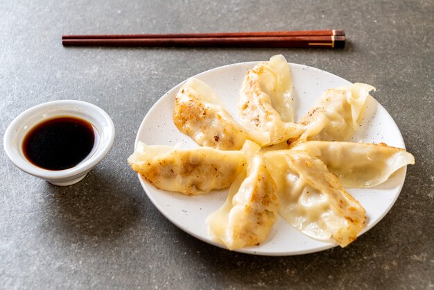 Japońska gyoza lub pierogi przekąska