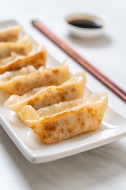 Japońska gyoza lub pierogi przekąska