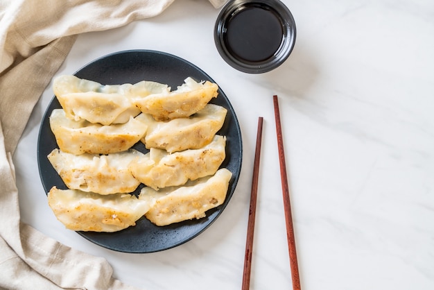 Japońska gyoza lub pierogi przekąska