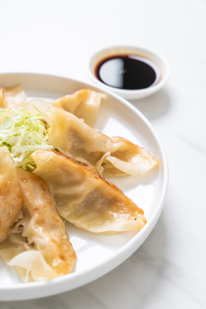 Japońska gyoza lub pierogi przekąska