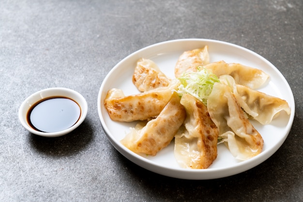 Japońska gyoza lub pierogi przekąska