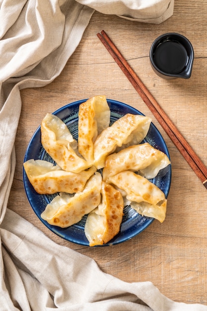 Japońska gyoza lub pierogi przekąska