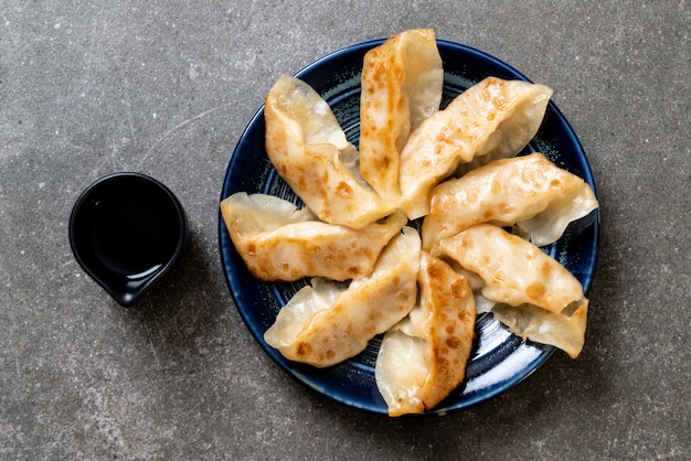 Japońska gyoza lub pierogi przekąska