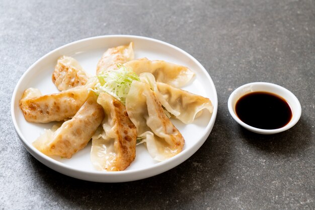 Japońska gyoza lub pierogi przekąska