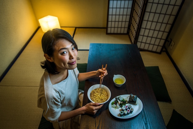 Japońska kobieta je w tradycyjnym mieszkaniu