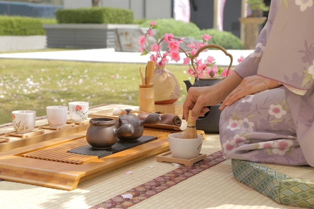 Japońska kobieta miesza zielonej herbaty