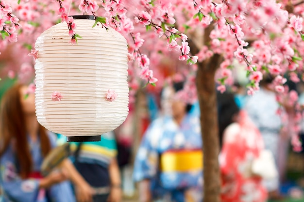 Japońska Latarnia Pod Drzewem Sakura