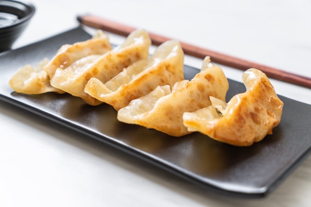 Japońska przekąska gyoza lub pierogi