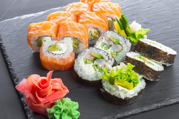 Japońska Restauracja, Sushi Roll Na Czarnej Płycie łupkowej.