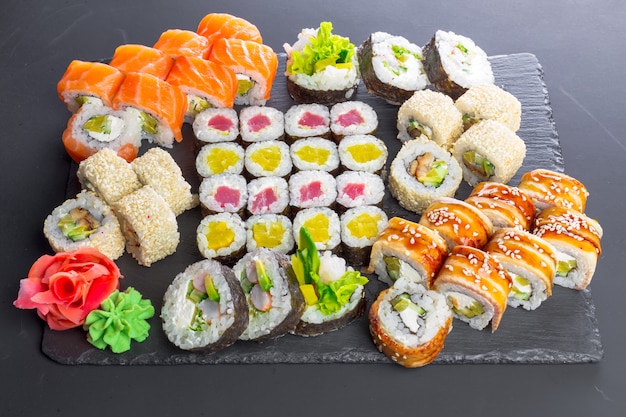 Japońska Restauracja, Sushi Roll Na Czarnej Płycie łupkowej.