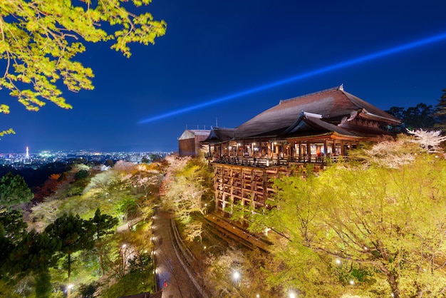 Zdjęcie japońska świątynia w kioto w nocy