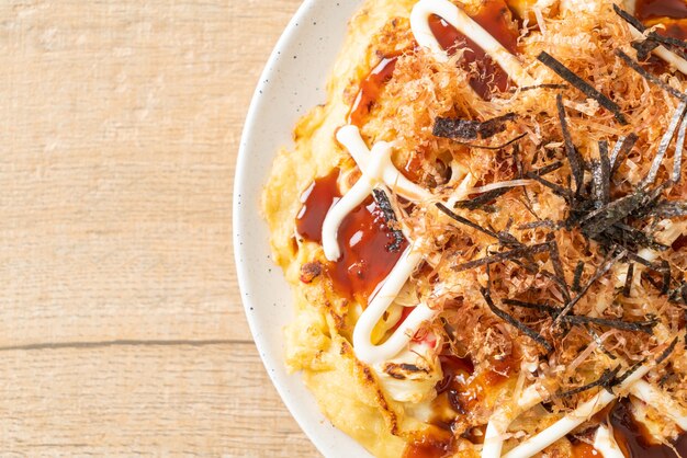Japońska tradycyjna pizza, która nazywa się Okonomiyaki - japoński styl jedzenia