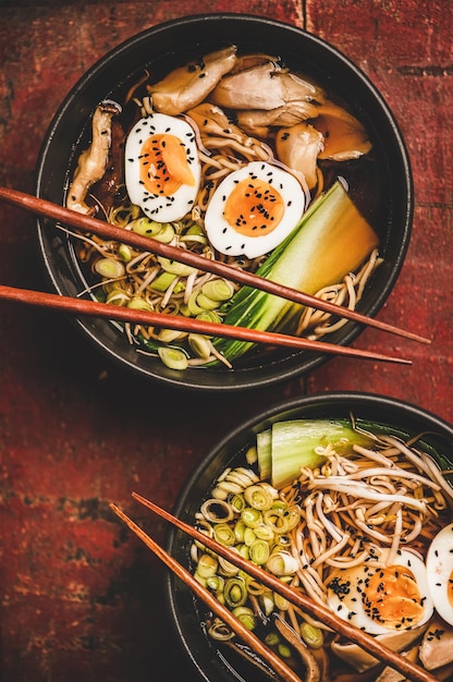 Japońska tradycyjna zupa ramen z kurczakiem i grzybami shiitake