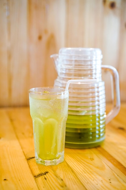 Japońska zielona herbata do wielokrotnego napełniania w szklance na stole w restauracji