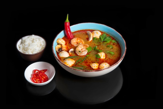 japońska zupa tom yam z ryżem i ostrą papryką