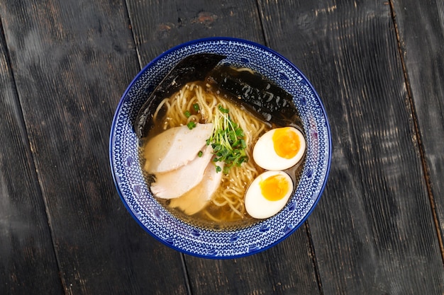 Japońska Zupa Z Makaronem Ramen Z Kurczakiem