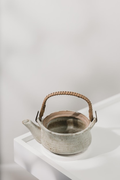 Japoński ceramiczny czajnik na białym drewnianym stole