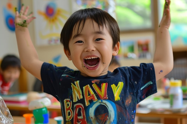 Japoński chłopiec uśmiecha się z entuzjazmem, uczestnicząc w zajęciach artystycznych i kreatywnych, wykorzystując okazję do wyrażania się i eksploracji
