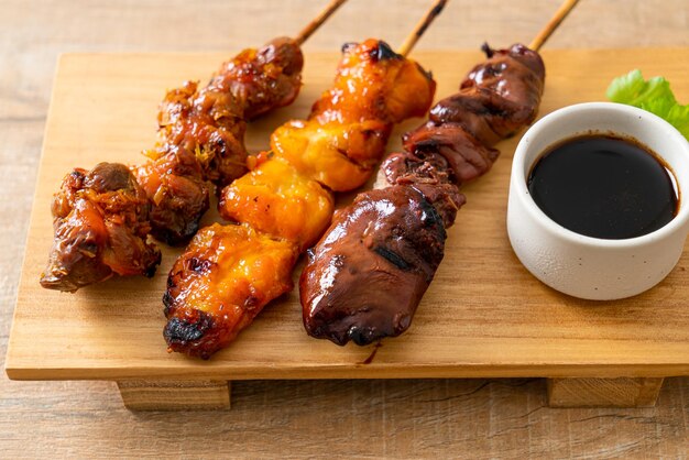 Japoński grill z kurczaka lub yakitori serwują w stylu izakaya - po japońsku?