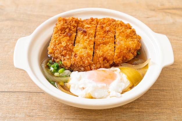 Japoński kotlet schabowy smażony (katsudon) z zupą cebulową i jajkiem, kuchnia azjatycka