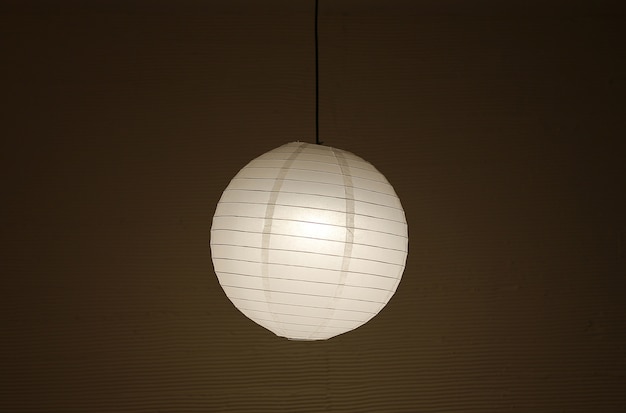 Japoński latarniowy wisi w ciemności