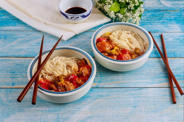 Japoński Makaron Z Warzywami Stir Fry W Misce Z Pałeczkami. Chińskie Jedzenie.