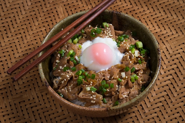 Japoński ryż z plasterek wieprzowiny i jaj, Butadon