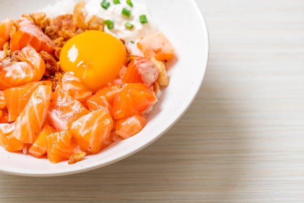 Japoński Ryż Z Surowym świeżym łososiem I Jajkiem Marynowanym - Kuchnia Azjatycka