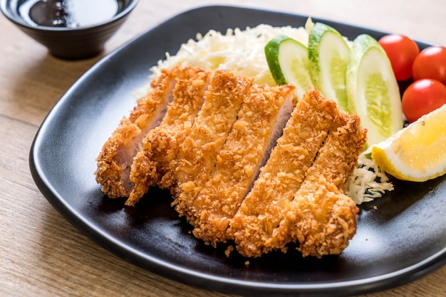 Zdjęcie japoński smażony w głębokim tłuszczu kotlet wieprzowy (zestaw tonkatsu)